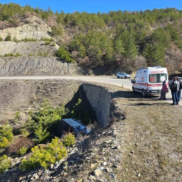 Yaralı sürücünün ambulansa bindirilişi