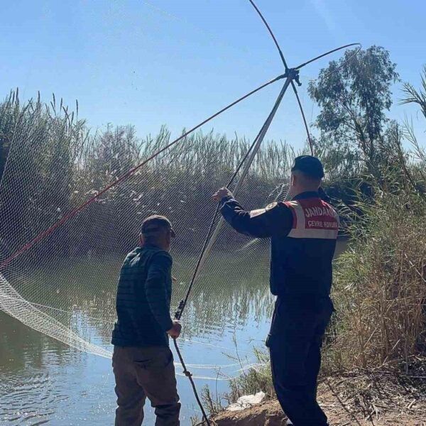 Yasak avlanma malzemeleriyle yakalanan avcılardan bir grup.-1