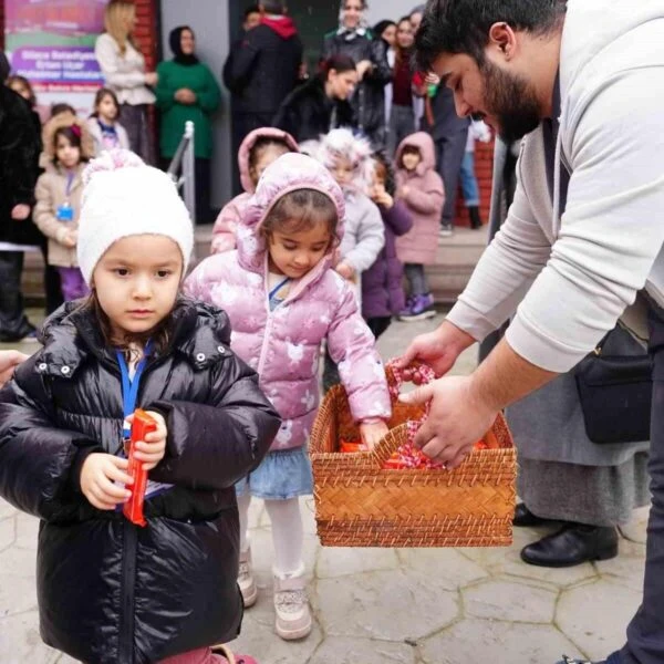 Yaşlılara çiçek takan minik çocuklar-4