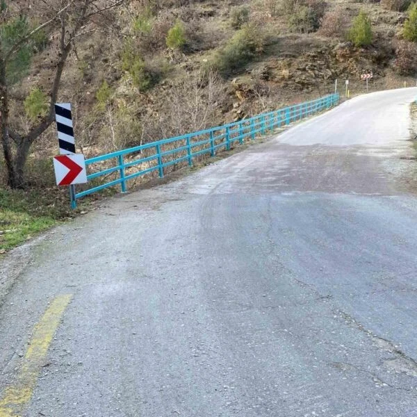 Yenilenmiş bir köprü korkuluğunda güvenlik önlemleri.-2