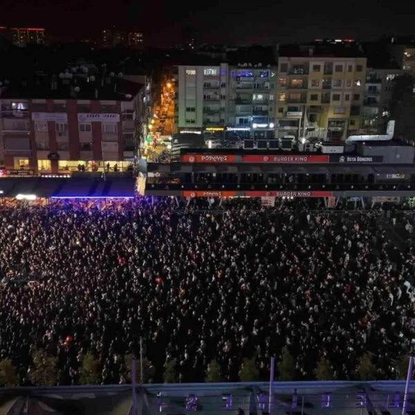 Yılbaşı gecesi Atatürk Kent Meydanı'nda yapılan havai fişek gösterisi-4