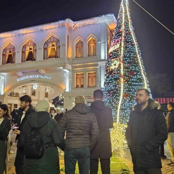 Yılbaşı temalı bir yapay çam ağacı ve ışıklandırma-4