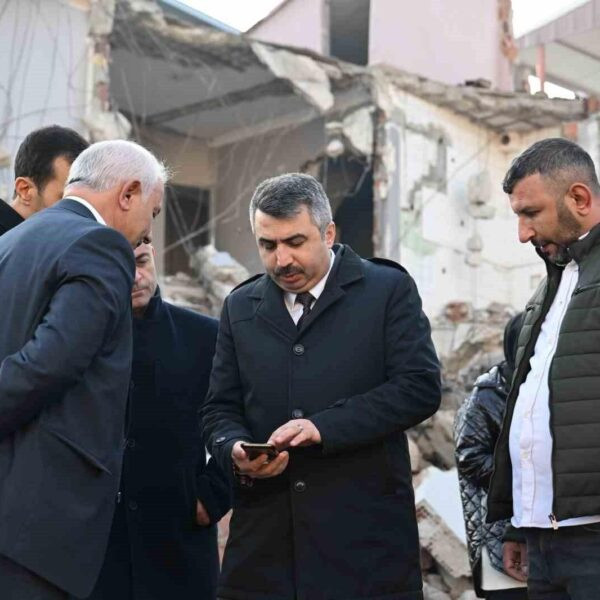 Yıldırım Belediye Başkanı Oktay Yılmaz, Mehmet Akif Ersoy Mahallesi Kentsel Dönüşüm Projesi'nde şantiye alanını ziyaret ediyor.-1