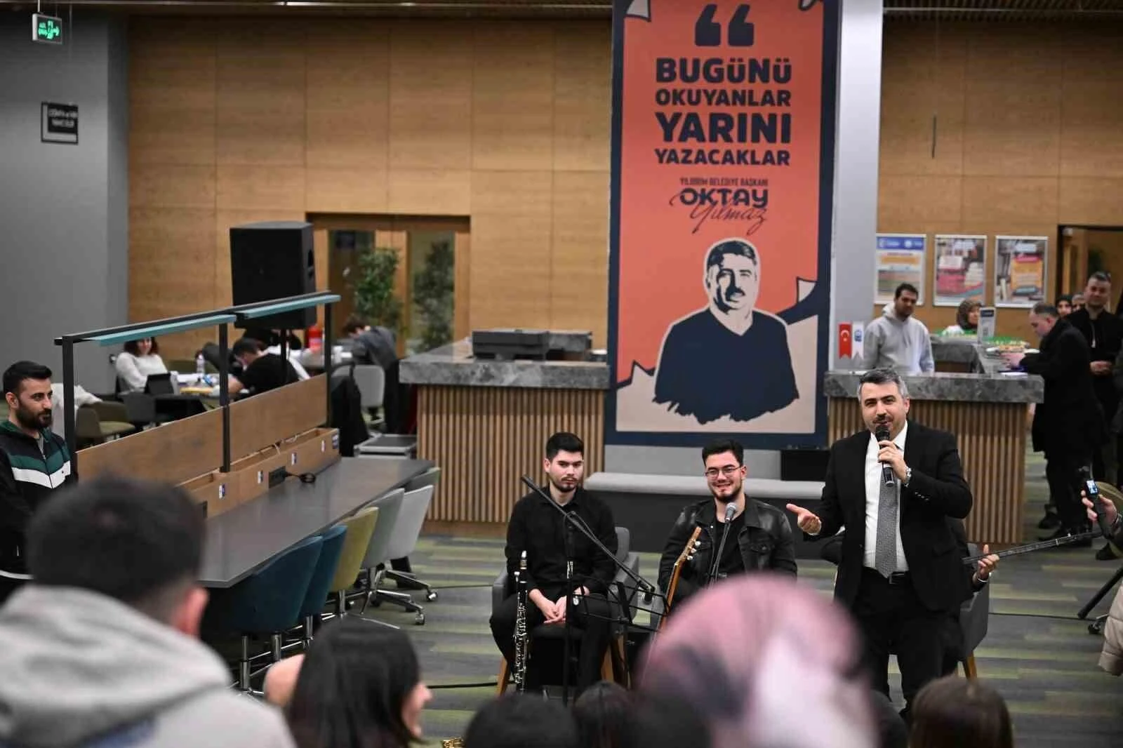 Yıldırım Belediye Başkanı Oktay Yılmaz, Uyumayan Kütüphanelerde Öğrencileri Ziyaret Etti