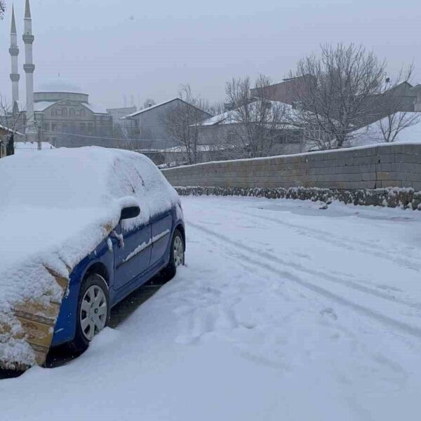 Yoğun kar yağışı nedeniyle ulaşımda sıkıntı yaşayan bir yol-1