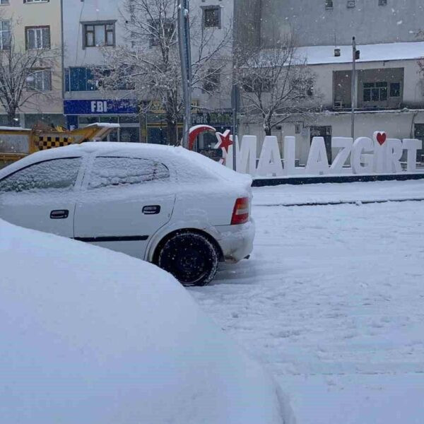 Yoğun kar yağışı nedeniyle ulaşımda sıkıntı yaşayan bir yol-3