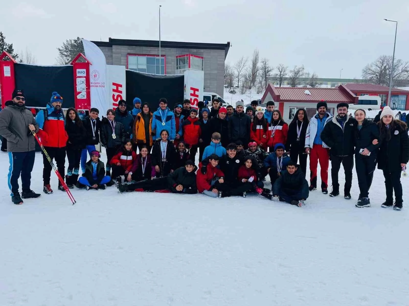 Yüksekova Sporcuları Erzurum’da Kayaklı Koşu Eleme Yarışmasında 23 Madalya Kazandı