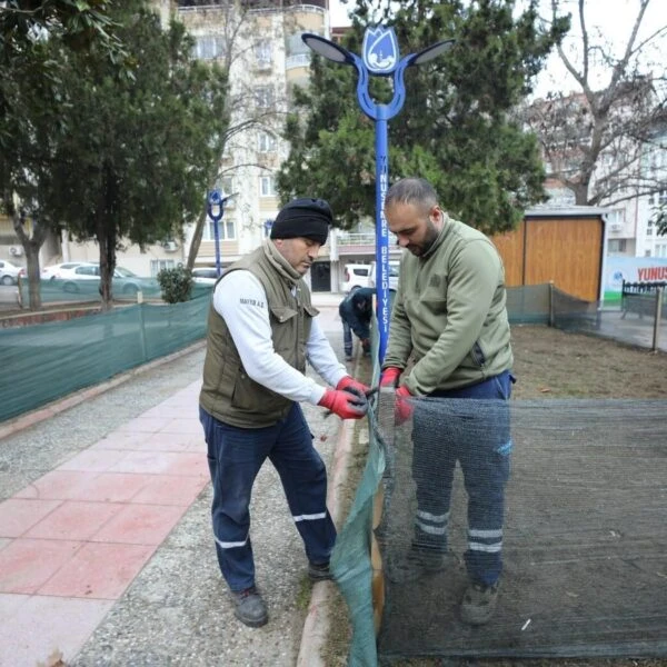 Yunusemre Belediyesi ekipleri peyzaj çalışması yapıyor.-1