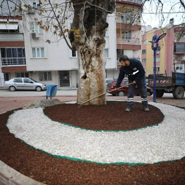 Yunusemre Belediyesi ekipleri peyzaj çalışması yapıyor.-3