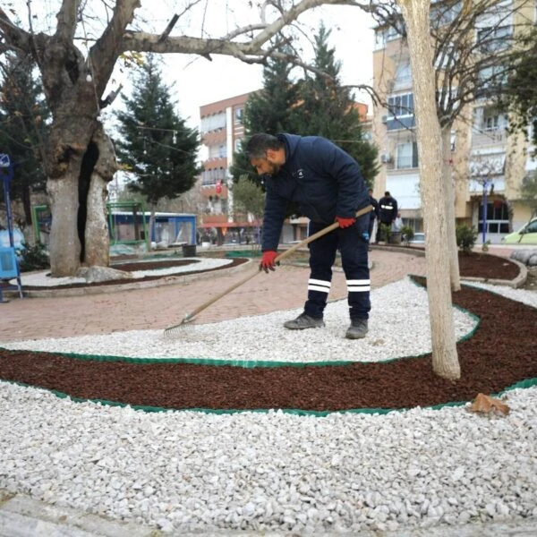 Yunusemre Belediyesi ekipleri peyzaj çalışması yapıyor.-5