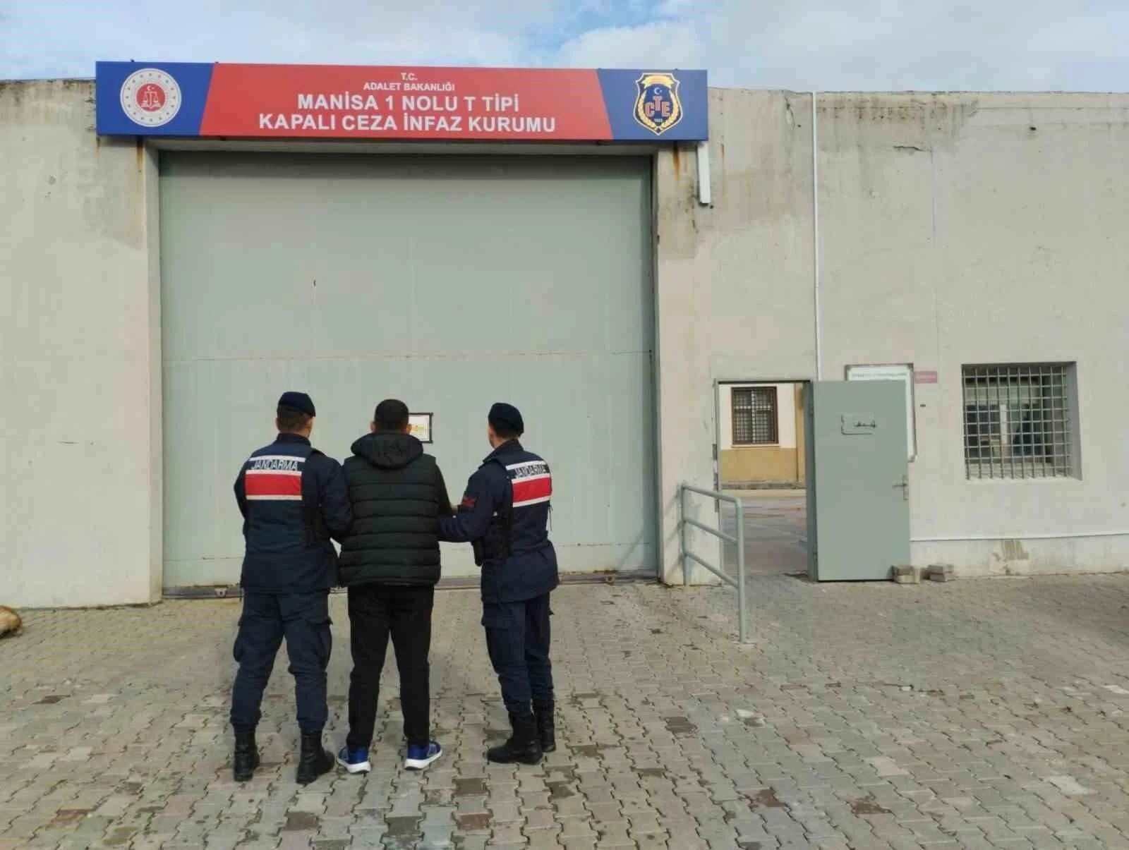 Yunusemre’de Yakalanan Suçlu, Akrabasının Kimliğiyle Kontrol Noktasından Geçmek Istedi