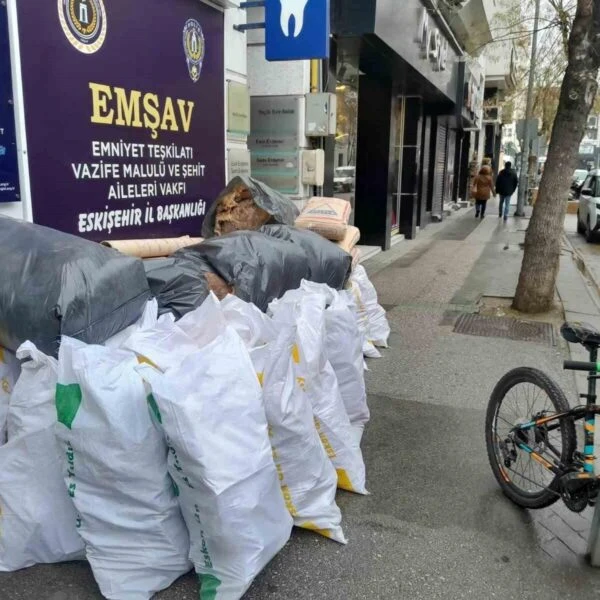 Zabıta ekiplerinin atıkları kaldırdığı görüntü