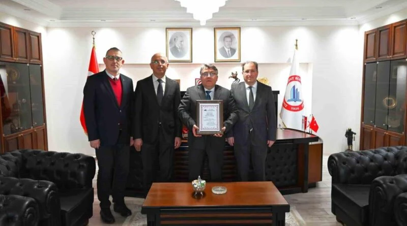 Zonguldak Bülent Ecevit Üniversitesi Rektörü Prof. Dr. İsmail Hakkı Özölçer'e 'Kalın Kömür Damarı Madenciliğinde Yenilikçilik Ödülü' Verildi 1