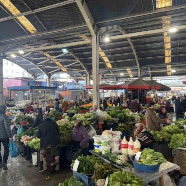 Zonguldak halk pazarında alışveriş yapan vatandaşlar.