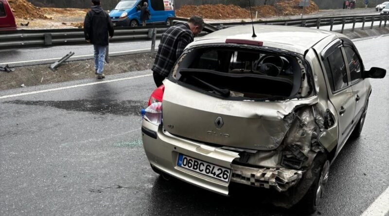 Zonguldak Kozlu'da Yağışlı Hava Nedeniyle Araç Bariyerlere Çarptı 1