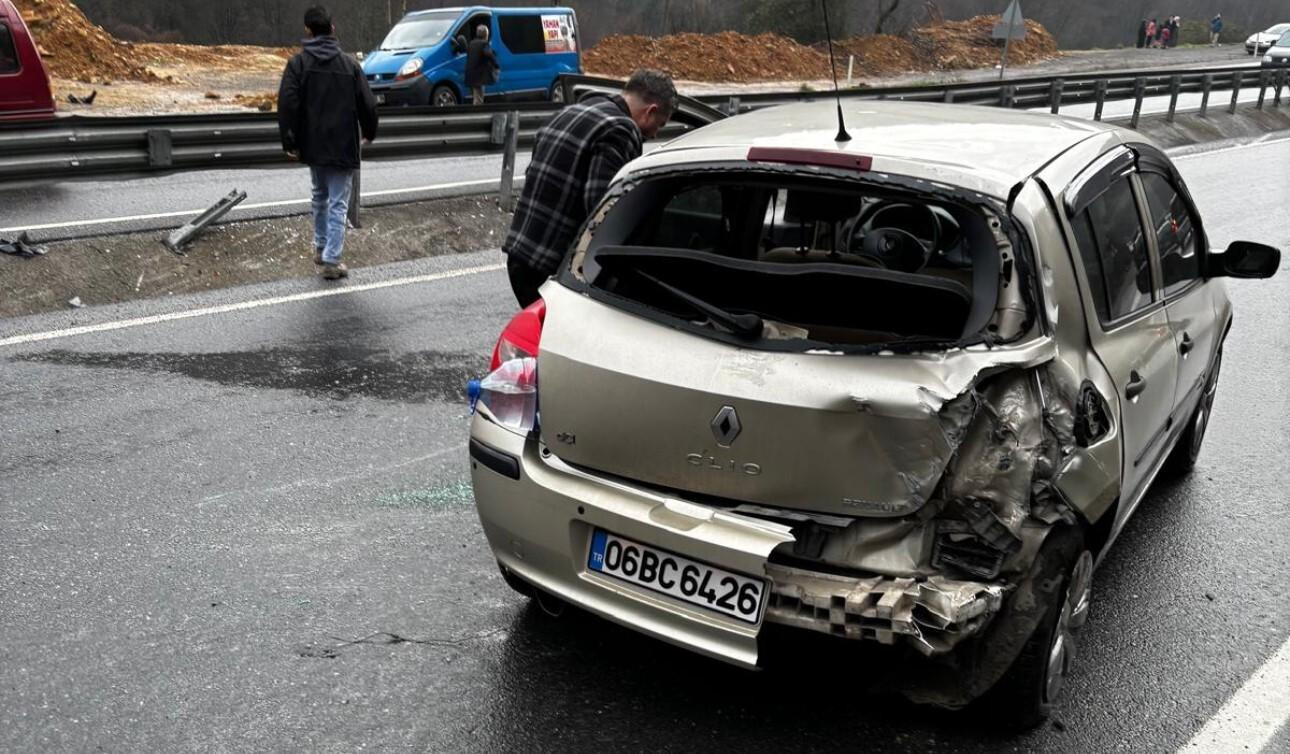 Zonguldak Kozlu’da Yağışlı Hava Nedeniyle Araç Bariyerlere Çarptı