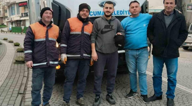 Zonguldak'ta Çaycuma Belediyesi Temizlik İşçileri Çantayı Sahibine Teslim Etti 1