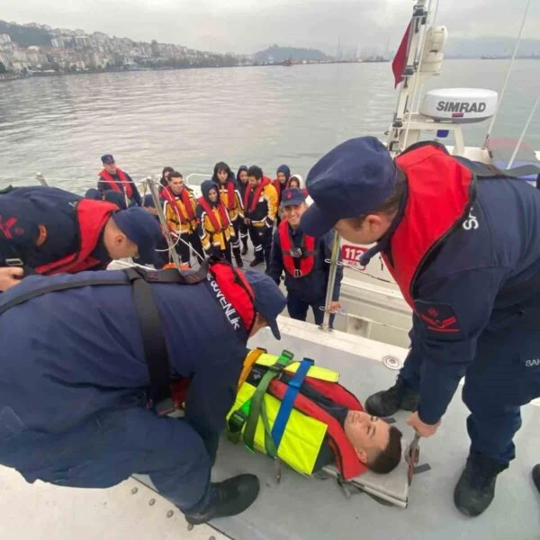 Zonguldak'ta düzenlenen tıbbi tahliye eğitimi kapsamında yapılan bir simülasyonu gösteriyor.