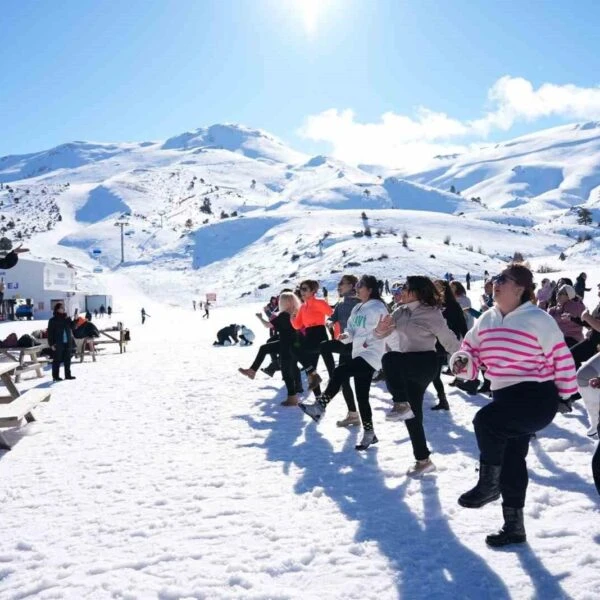 Zumba yapan kadınlar karla kaplı bir manzara önünde.-3