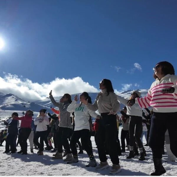 Zumba yapan kadınlar karla kaplı bir manzara önünde.-5