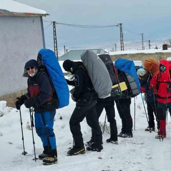 35 dağcı Süphan Dağı'na tırmanış için hazırlanıyor.-3