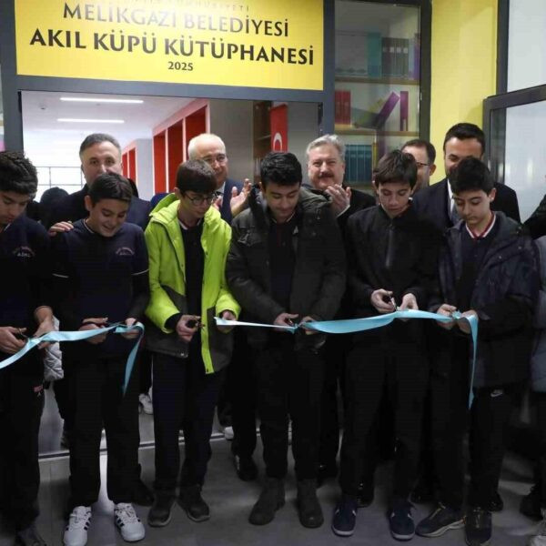 50. Yıl Dedeman Fen ve Teknoloji Anadolu İmam Hatip Lisesi öğrencileri, yeni açılan Akıl Küpü Kütüphanesinde.-2