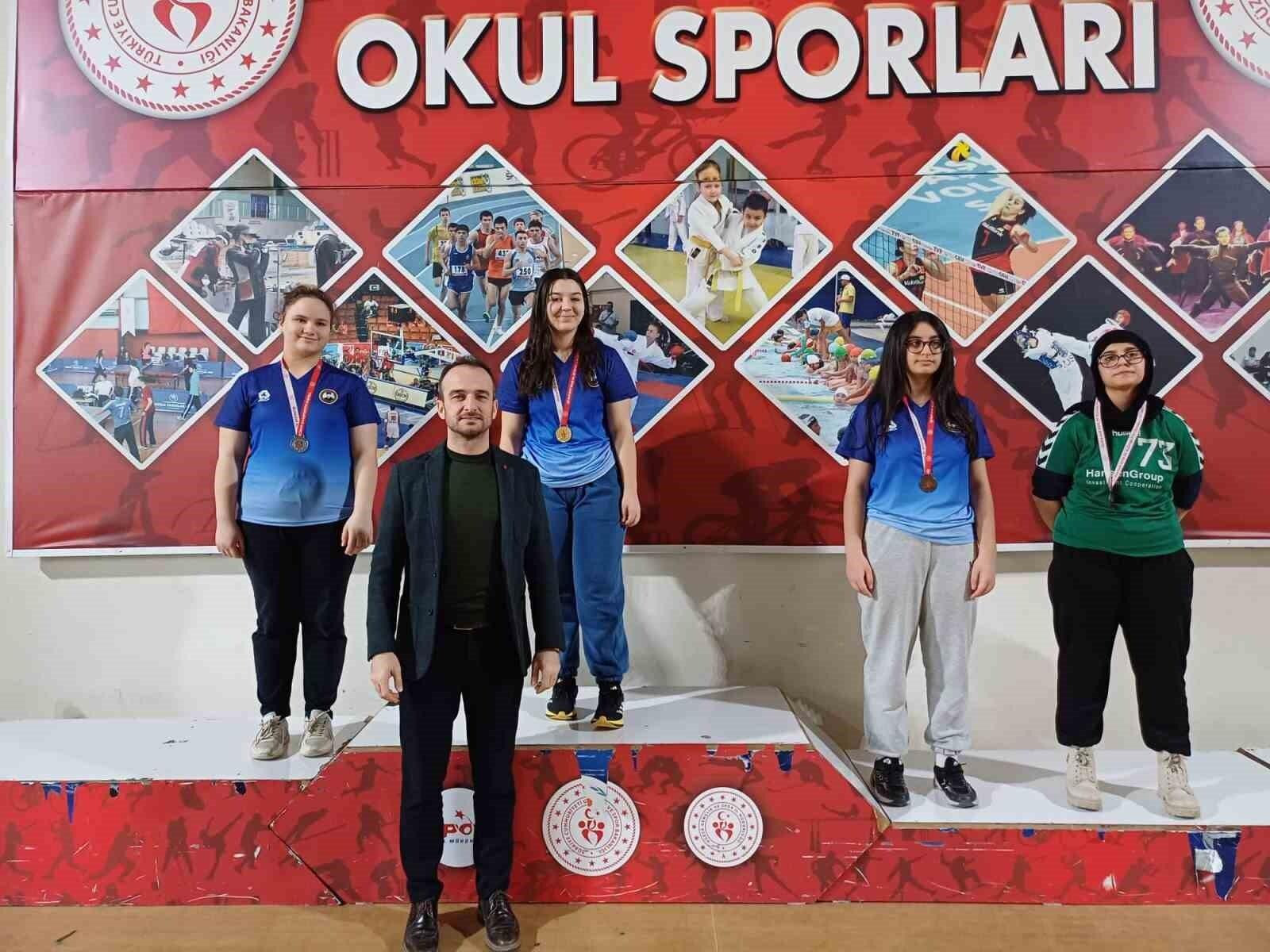 58 sporcu bilek güreşinde yarıştı