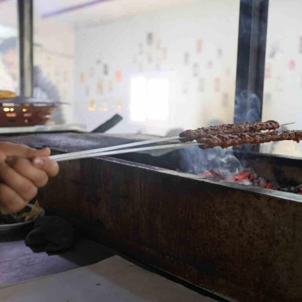 9 yaşındaki Adem Şölen, Hatay'da bir kebapçıda çalışıyor.-5