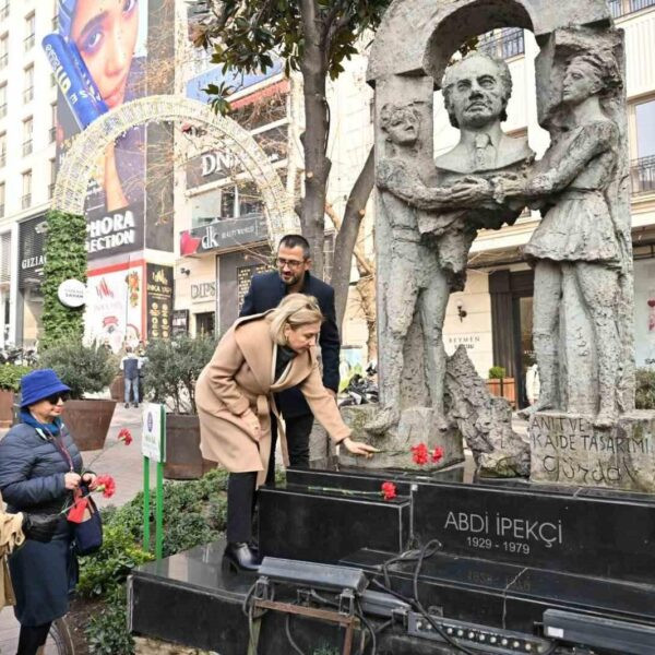 Abdi İpekçi'nin Nişantaşı'ndaki anıtı önünde karanfiller bırakılıyor-3