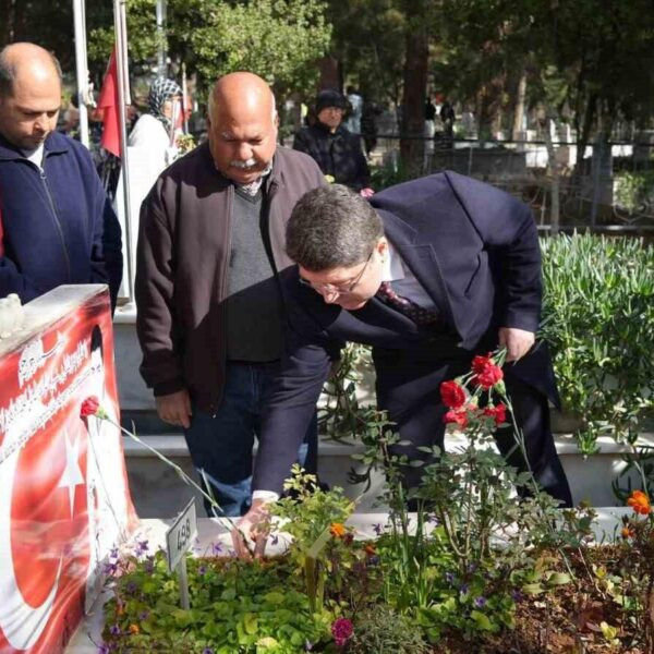 Adalet Bakanı Yılmaz Tunç'un deprem şehitliğinde dua okuduğu an-1