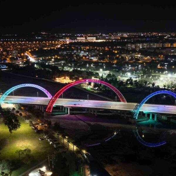 Adana'nın tarihi Taşköprüsü gece ışıklandırması ile-1