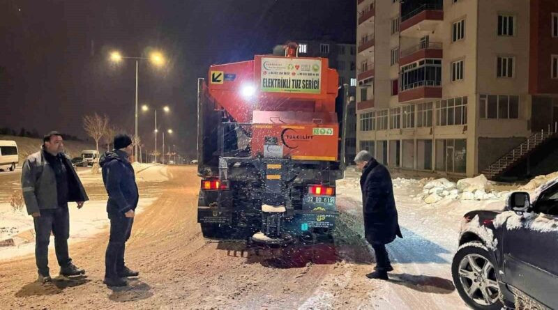 Adıyaman Besni'de Kar Yağışı Nedeniyle Belediye Ekipleri Çalışma Hızında 1