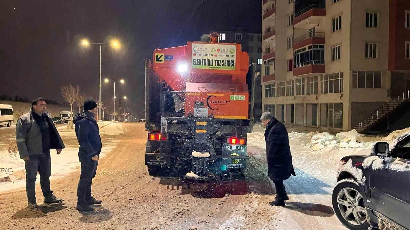 Adıyaman Besni’de Kar Yağışı Nedeniyle Belediye Ekipleri Çalışma Hızında