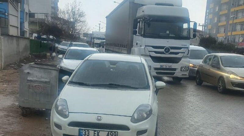 Adıyaman'da Park Halindeki Otomobil Kendi Kendine Hareket Ederek 3 Yaya Yaraladı 1