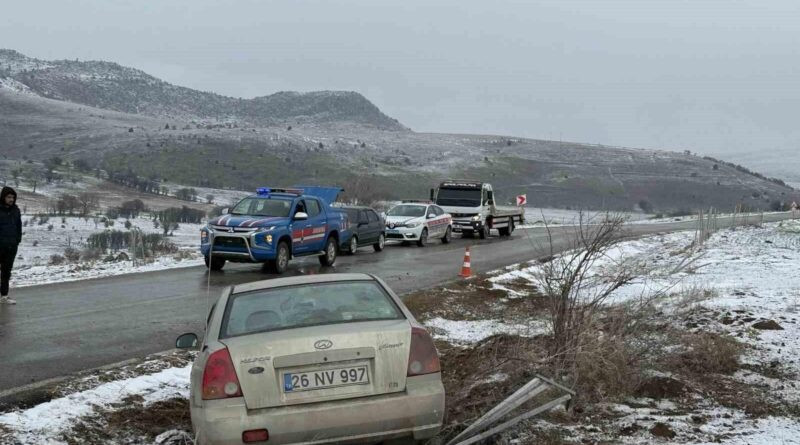 Afyonkarahisar'da Şarampole Giren Otomobille 4 Kişi Yaralandı 1