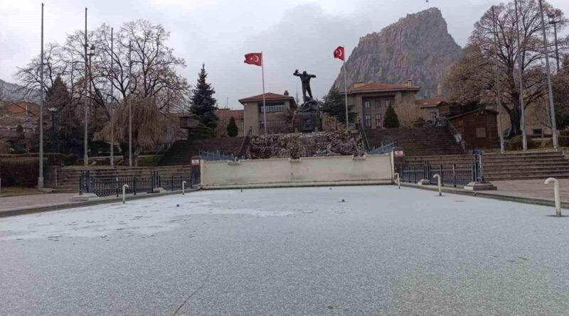 Afyonkarahisar'da Soğuk Hava Süs Havuzlarını Buz Atlası Altına Kaldırdı 1