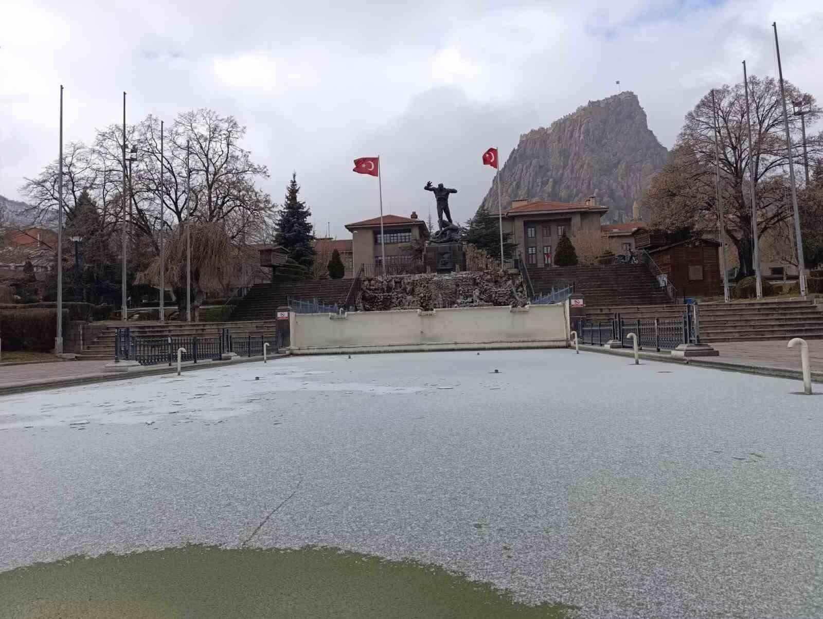 Afyonkarahisar’da Soğuk Hava Süs Havuzlarını Buz Atlası Altına Kaldırdı