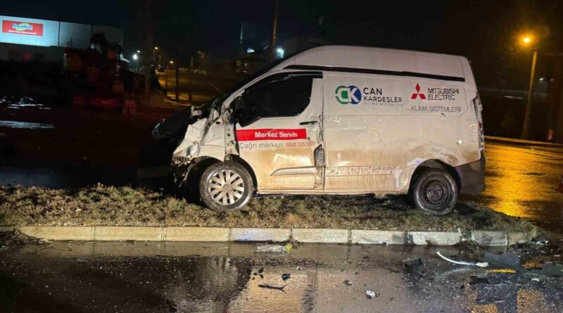 Afyonkarahisar Emirdağ'da Kamyon ile Minibüs Çarpışması: 2 Sürücü Yaralandı 1