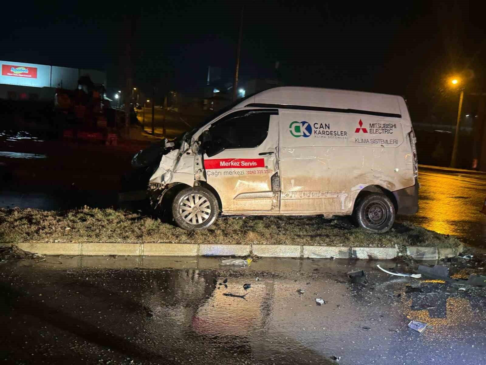 Afyonkarahisar Emirdağ’da Kamyon ile Minibüs Çarpışması: 2 Sürücü Yaralandı