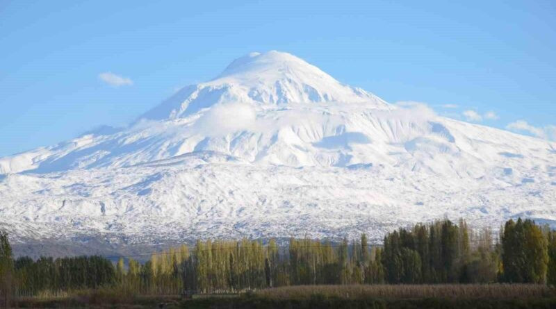 Ağrı Dağı, Kar Yağışıyla Kartpostal Gibi Bir Görüntü Sergiledi 1