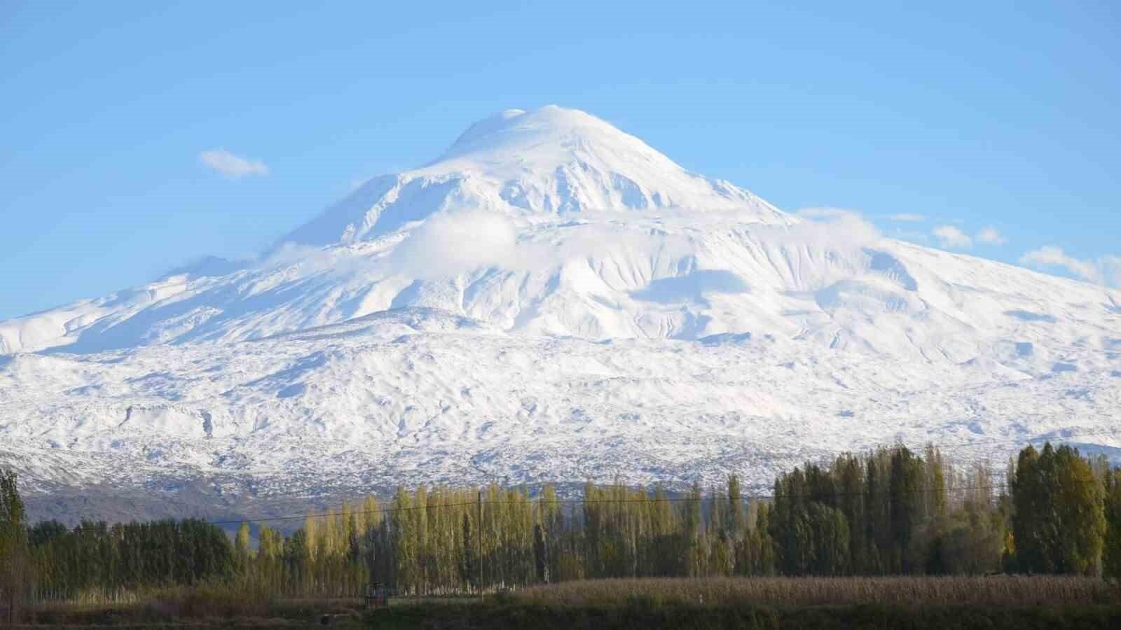 Ağrı Dağı, Kar Yağışıyla Kartpostal Gibi Bir Görüntü Sergiledi