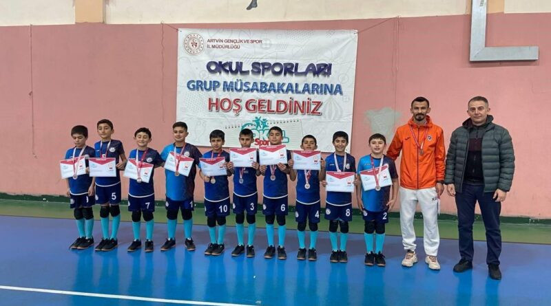 Ağrı'nın Hamur İlçesi Adımova Ortaokulu Voleybol Takımı Türkiye Yarı Finalleri'ne Adı Bölge Şampiyonu Olarak Katıldı 1