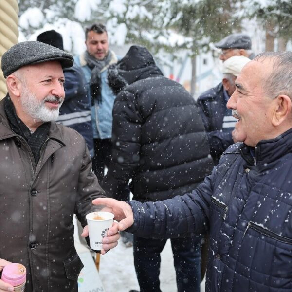 Ahmet Çolakbayrakdar'ın salep ikram ettiği Fevziçakmak Mahallesi'nde vatandaşlar-1