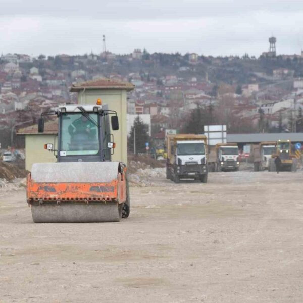 AK Parti Eskişehir İl Başkanı Gürhan Albayrak ve Ankara Karayolları 4. Bölge Müdürü Savaş Bayındır, yol inşaatında incelemelerde bulunuyorlar.-3