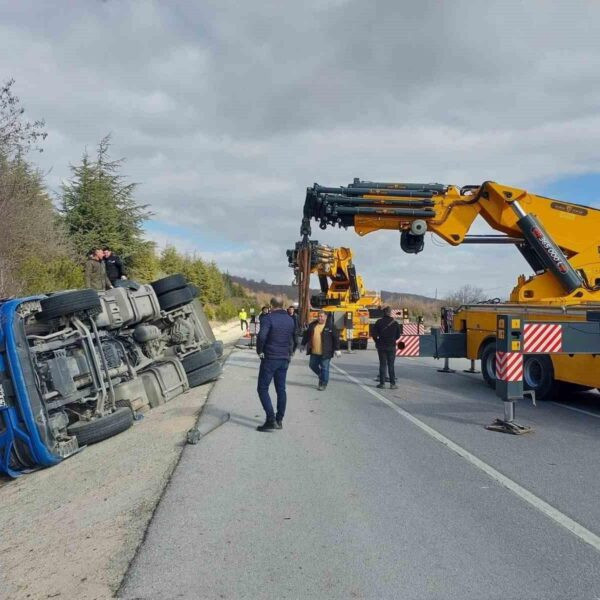 Akaryakıt yüklü tır kaza sonrası şarampol devrilmiş hali-1