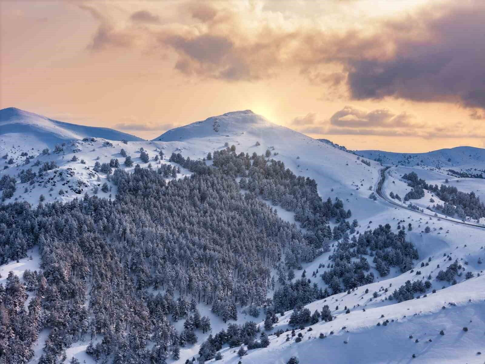 Akdağmadeni’nde Nalbant Dağı Karla Kaplandı