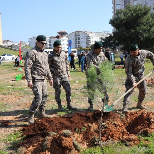 Akdeniz Üniversitesi kampüsünde fidan dikim etkinliği-3