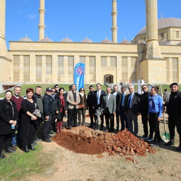 Akdeniz Üniversitesi kampüsünde fidan dikim etkinliği-5