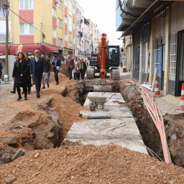 Akhisar Belediye Başkanı Besim Dutlulu, MASKİ yetkilileri ile birlikte alt yapı ihtiyaçlarının giderilmesi için yerinde inceleme yapıyor.-2