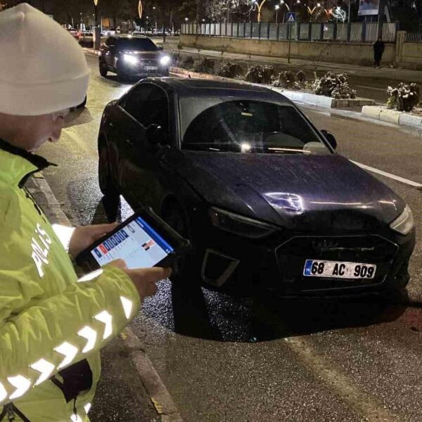 Aksaray'da meydana gelen trafik kazası sonrası hasarlı araçlar-2